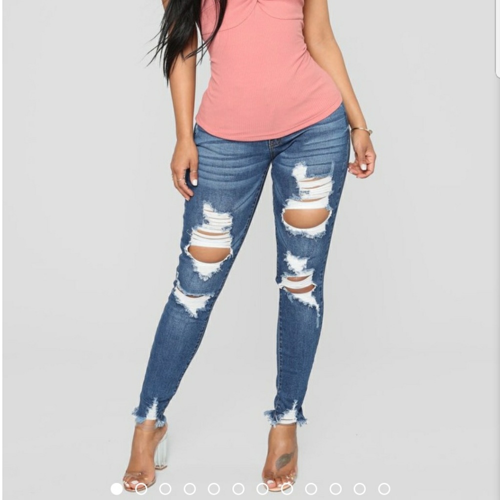 Ankle distressed skinny jeans